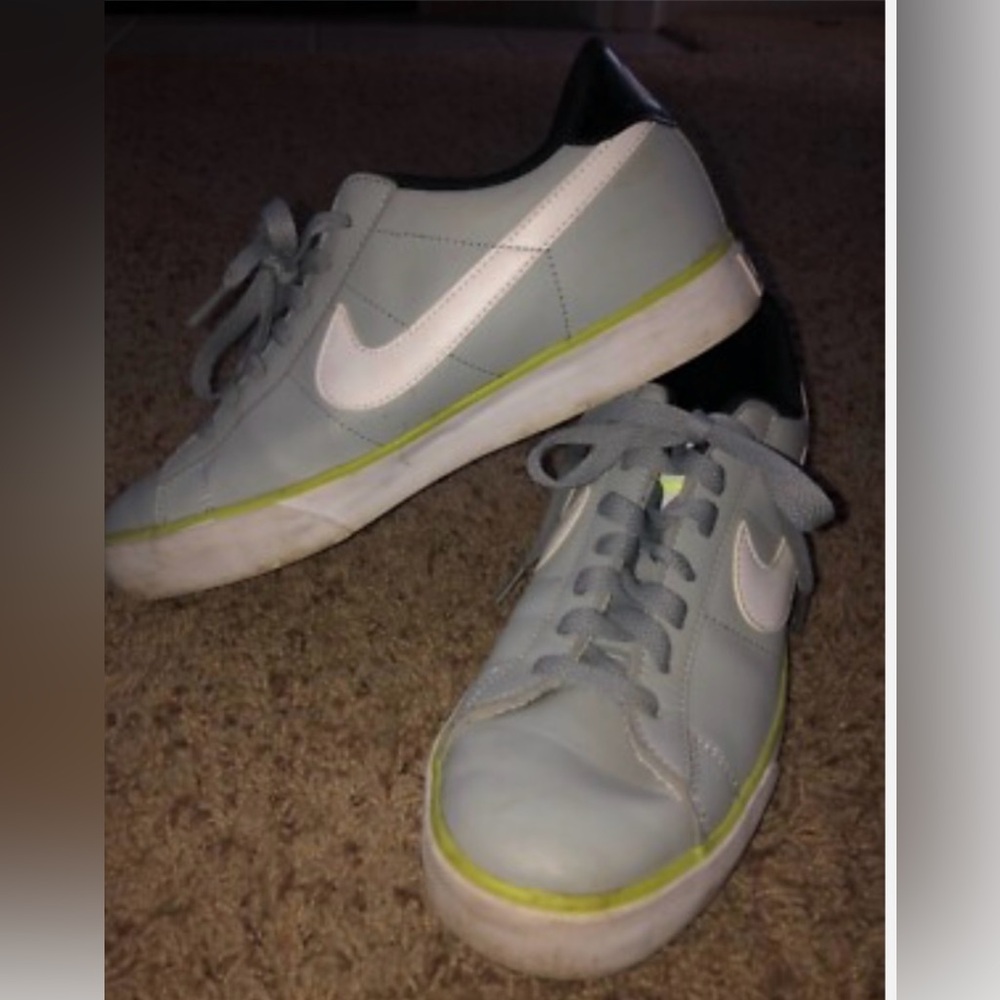 Nike Sweet Classic Leather Tennis Shoe - Womens size 8